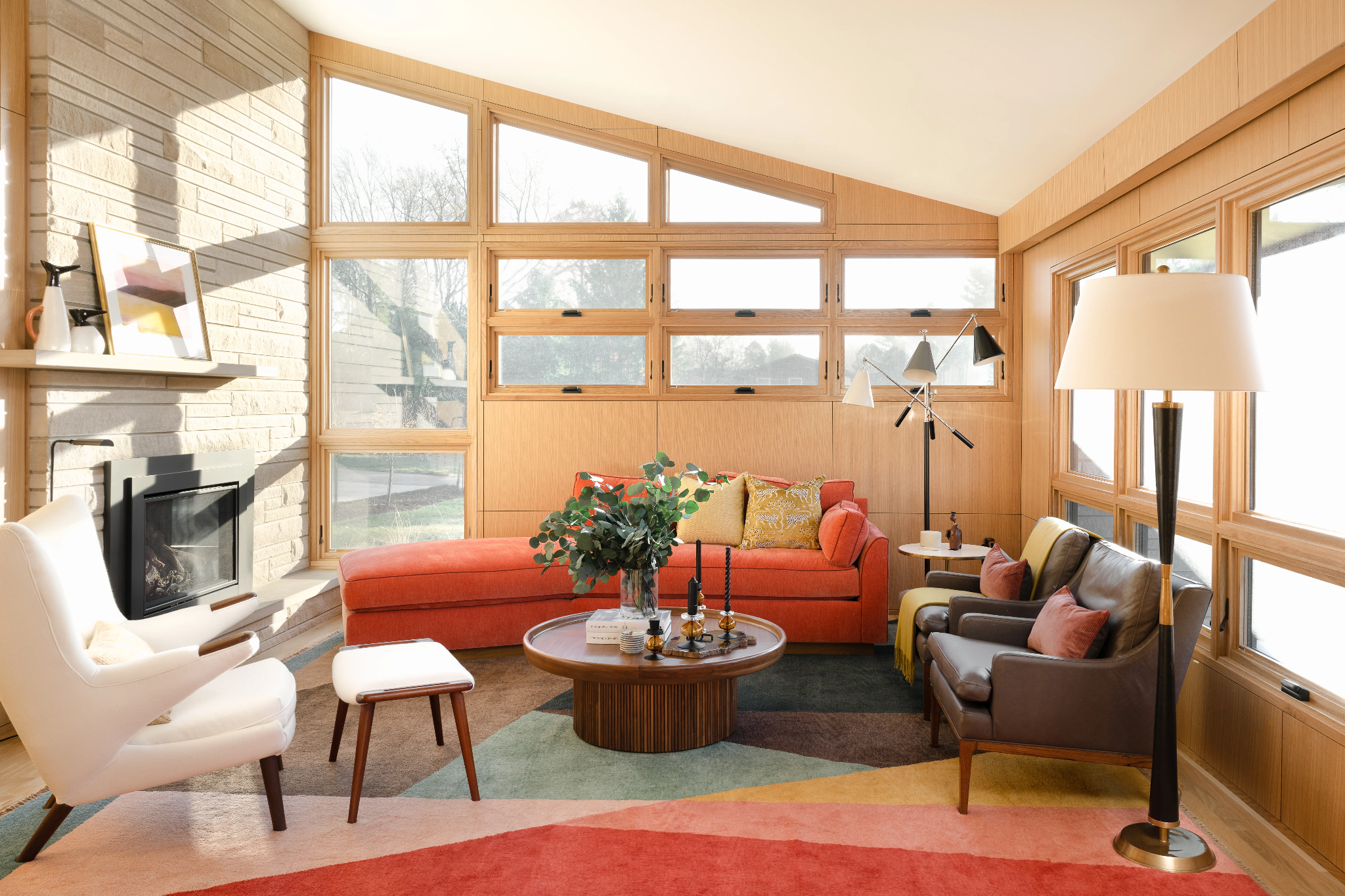 Mid-century Modern mở rộng tư duy Modern bằng ánh sáng, vật liệu tự nhiên, mặt bằng mở và kết nối thiên nhiên
