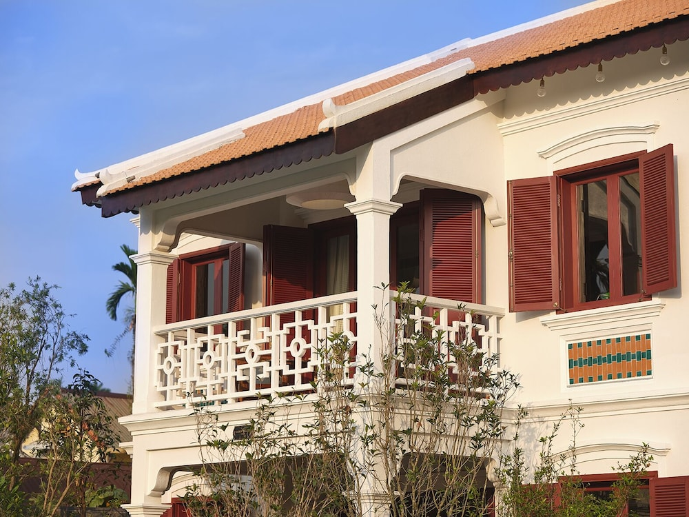 Phào chỉ và hoa văn tạo chiều sâu cho mặt đứng nhưng cần tiết chế để duy trì vẻ tinh tế, hài hòa (Nguồn hình: Internet)