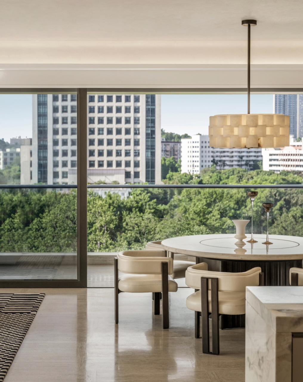 Kính và gương giúp mở rộng tầm nhìn, tăng độ thoáng và tạo chiều sâu cho những không gian Modern Luxury (Nguồn hình: Internet)