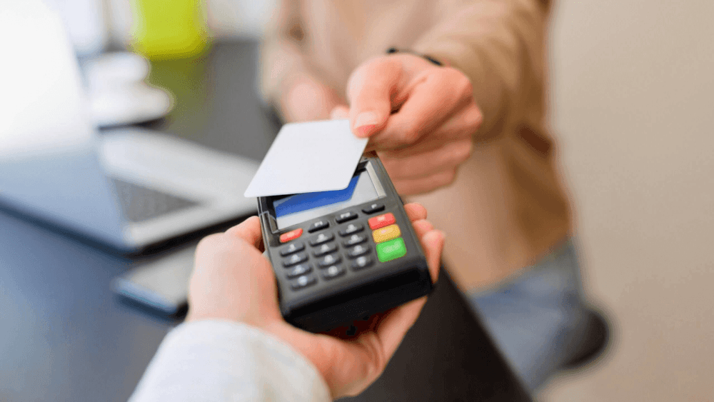 Thẻ tín dụng giúp chi tiêu trước, trả sau và tận dụng thời gian miễn lãi.