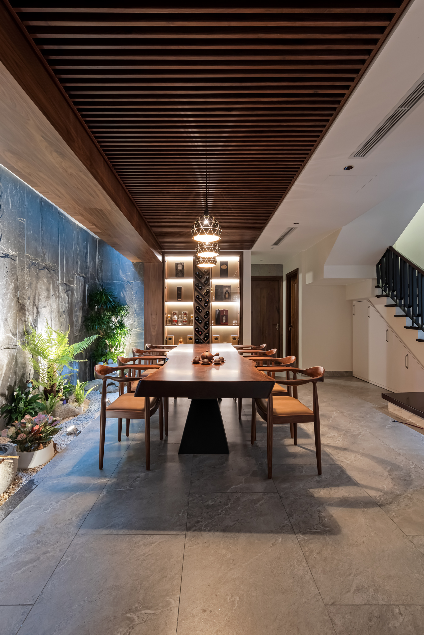 Bàn gỗ nguyên khối và tủ rượu vang tạo điểm nhấn sang trọng cho khu vực giải trí biệt thự Vinhomes Green Bay. (Nguồn ảnh: Internet)