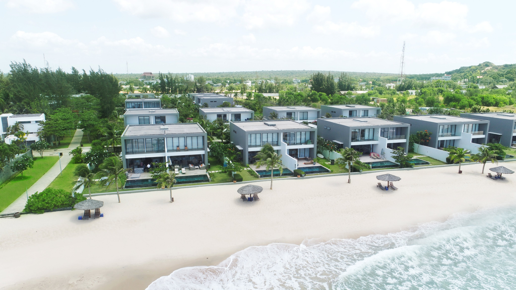 Không gian được thiết kế mở toang hướng biển, mang trọn vẹn luồng gió mát và tầm nhìn đại dương vào nhà. (Nguồn ảnh: Internet)