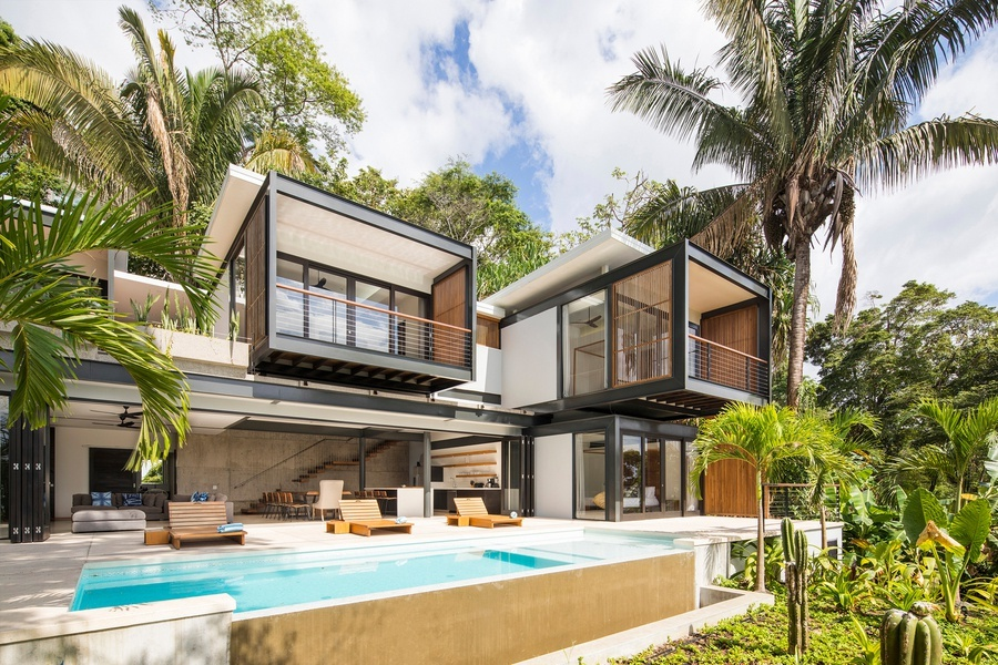 Kiến trúc hướng nội với cảnh quan hồ nước và mảng xanh tạo nên lớp màng lọc sinh thái tuyệt vời cho tổ ấm. (Nguồn ảnh: Internet)
