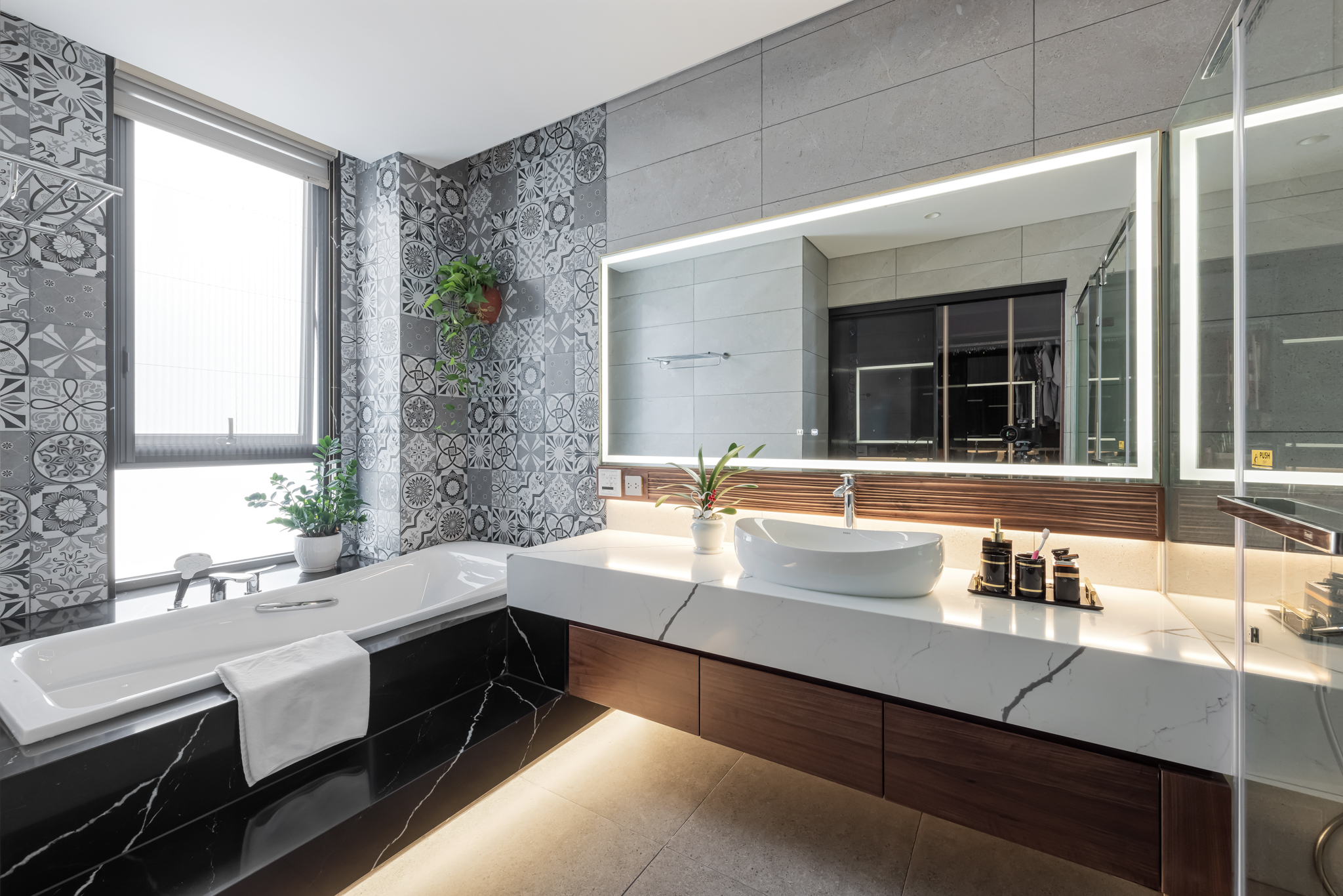 Bồn tắm nằm kết hợp mảng ốp gạch hoa văn tạo điểm nhấn nghệ thuật độc đáo cho khu vực vệ sinh biệt thự Vinhomes Green Bay. (Nguồn ảnh: Internet)