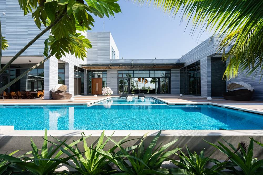 Mang đậm tinh thần Home-Resort, kiến trúc nhiệt đới mang đến cho gia chủ cảm giác thư thái tột đỉnh ngay tại tổ ấm của mình. (Nguồn ảnh: Internet)