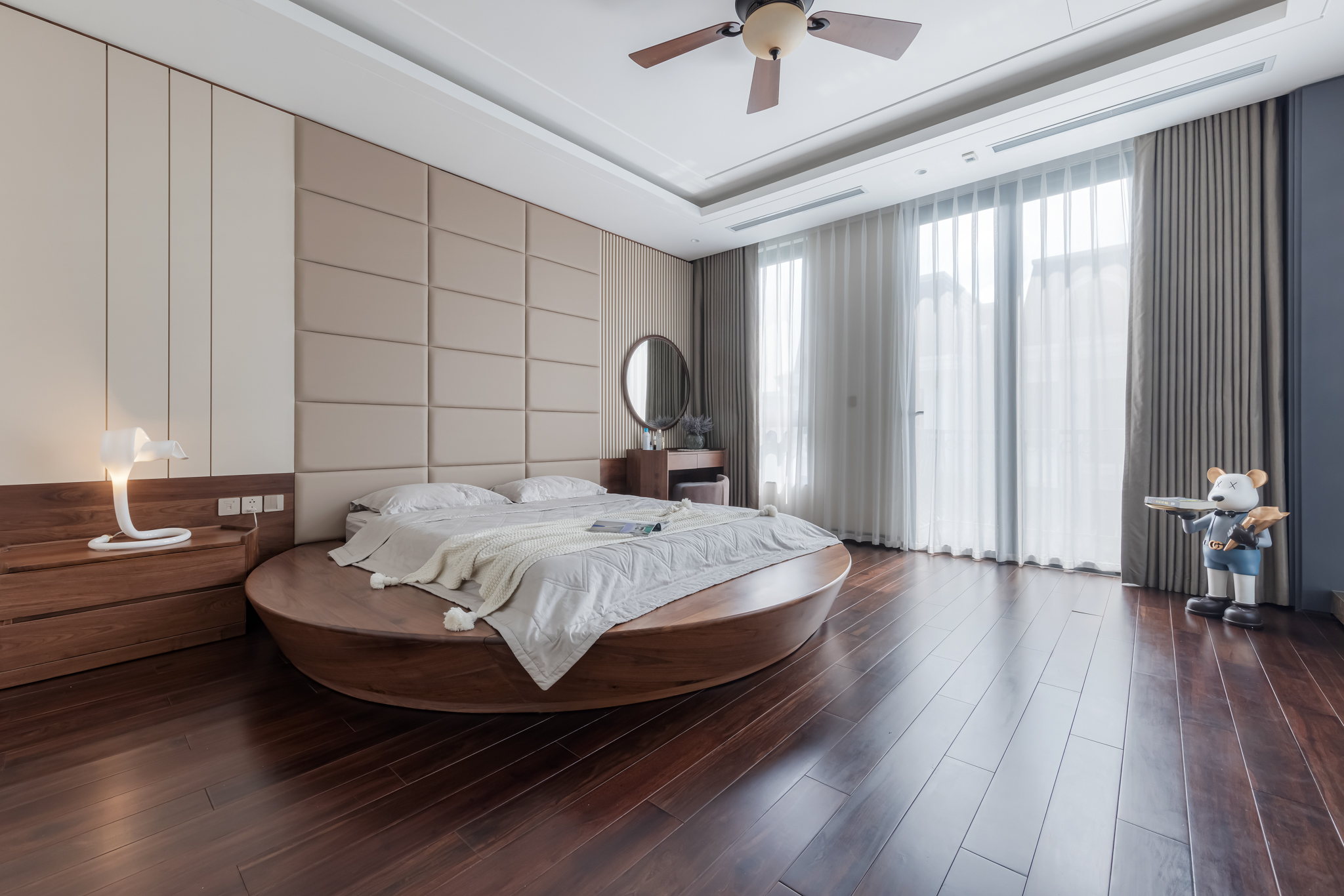 Thiết kế giường tròn độc đáo cùng vách ốp êm ái tạo nên điểm nhấn ấn tượng tại phòng ngủ biệt thự Vinhomes Green Bay. (Nguồn ảnh: Internet)