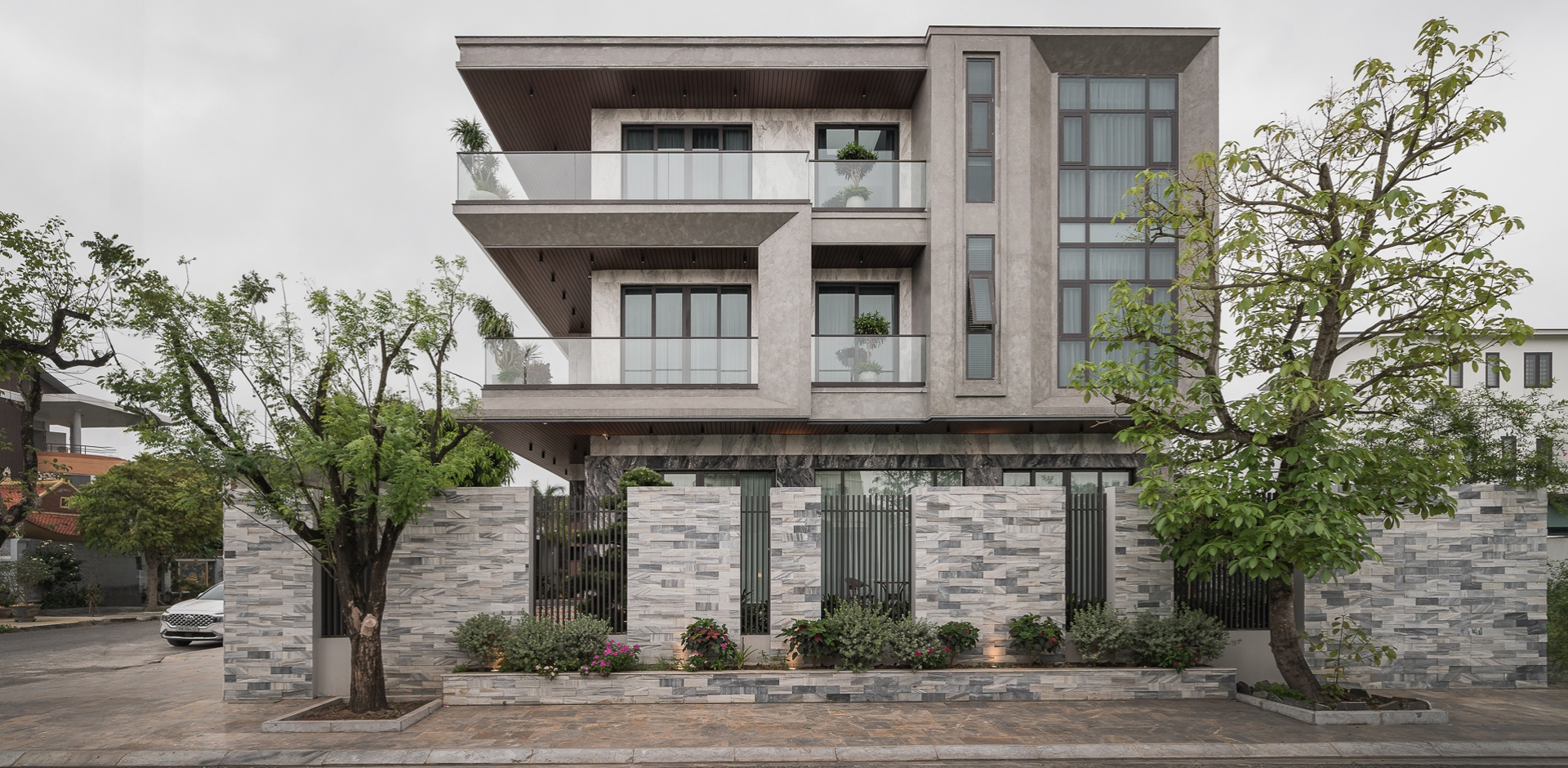 Biệt thự 3 tầng là giải pháp tối ưu cho quỹ đất hẹp, giúp gia chủ xếp chồng các tầng tiện ích đa dạng và làm chủ tầm nhìn trên cao.